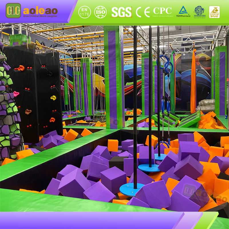 Petit toboggan labyrinthe de terrain de jeu int&eacute;rieur, petit espace de magasin, peu encombrant