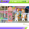kinders ry dierespeelgoed binne speelkamer