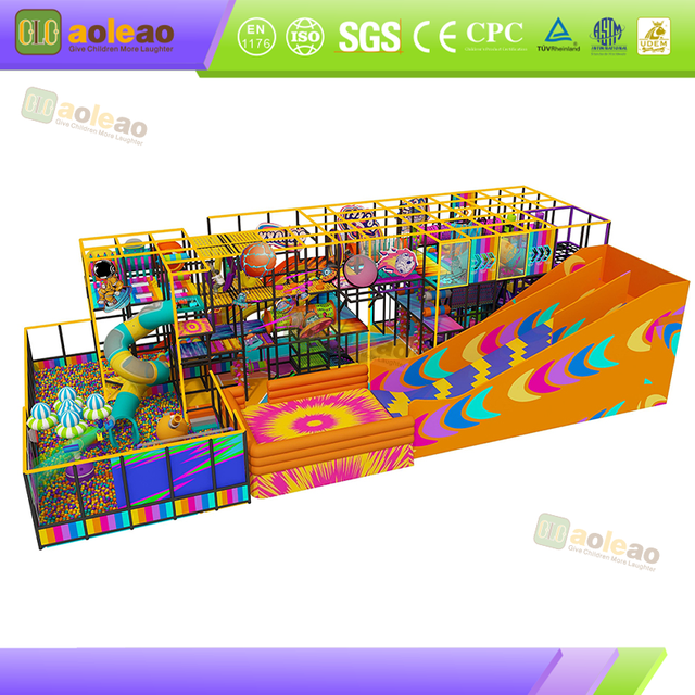 Gro&szlig;er Indoor-Spielpark mit vollst&auml;ndigem Layout